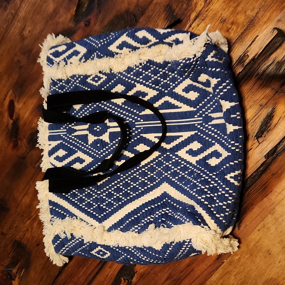Soft Surroundings Ziggurat Blue & white woven carryall tote